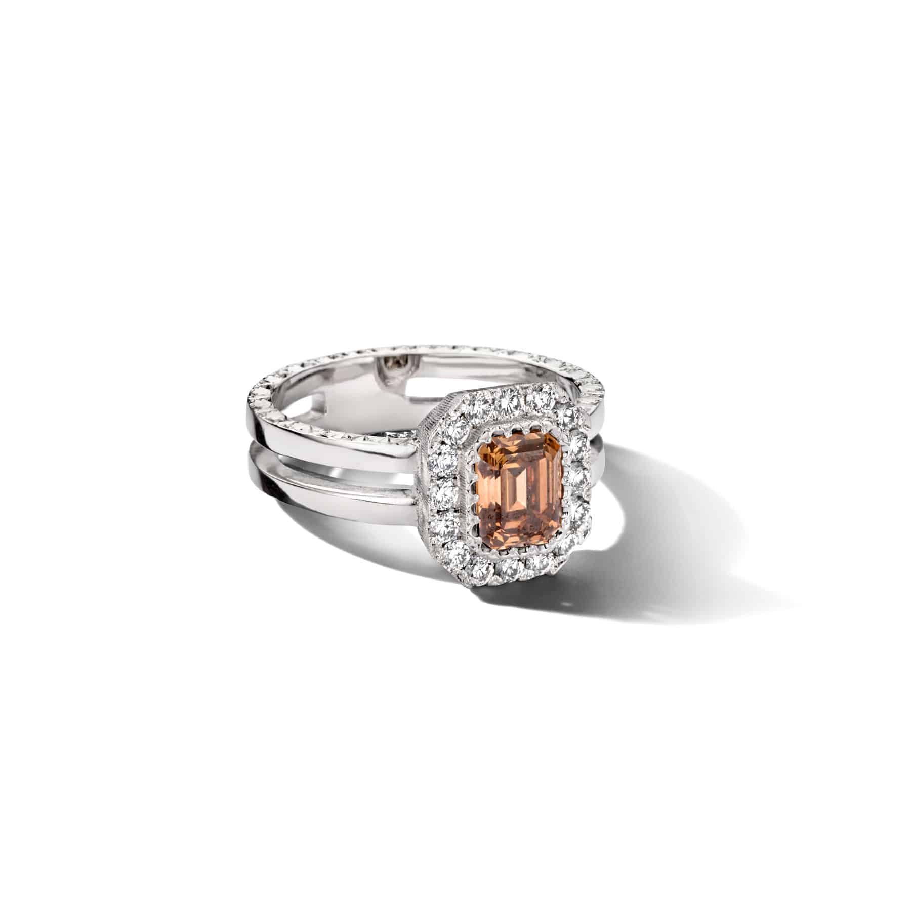 Cognac-kleurige emerald cut diamant & witte diamant